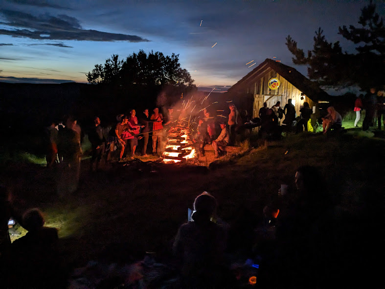 Zapálenie Jánskej vatry pri útulni